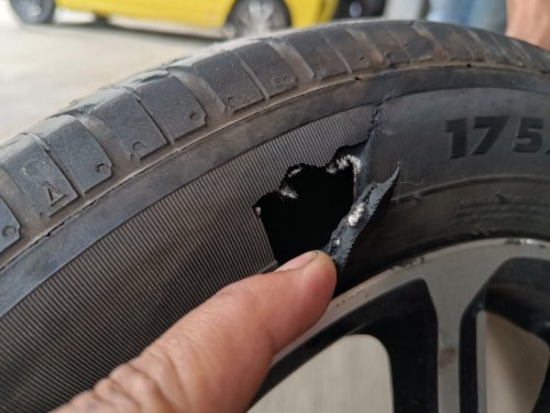 Inilah Enam Cara Mencegah Mobil Bekas Oleng Saat Ban Pecah Tiba-tiba