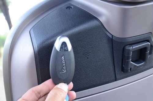 Remote Keyless Vespa Matic Bisa Digunakan Saat Baterai Habis, Begini Caranya