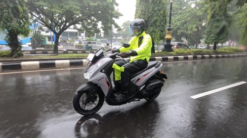 Masuk Logika, Ini Alasan Tarikan Motor Terasa Enteng Saat Hujan