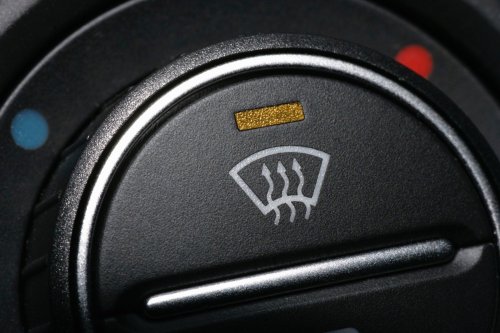 Ternyata Ini Fungsi Garis-garis Hitam di Kaca Mobil Belakang