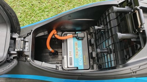 Kalau Mau Awet Jangan Charge Baterai Motor Listrik Sampai 100 %