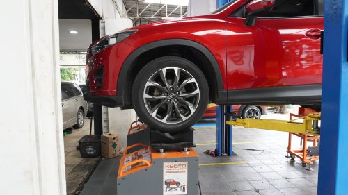 Periksa Kaki Mobil Pakai Shaking Machine Cuma Gimmick, Tapi Konsumen Suka