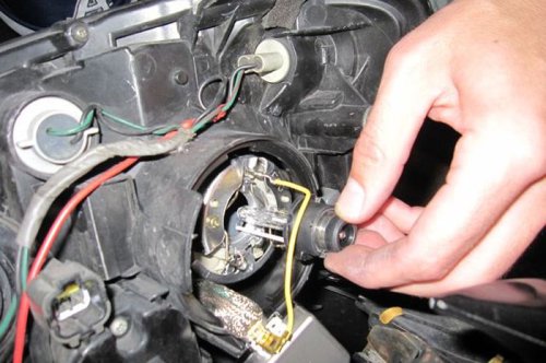 Sering Disepelekan, Ini Bahaya Soket Lampu Mobil Bekas Gosong Saat Mudik