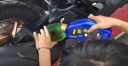 Cuma Dipakai Jarak Pendek, Ini Rekomendasi Ganti Oli Mesin Motor Perempuan