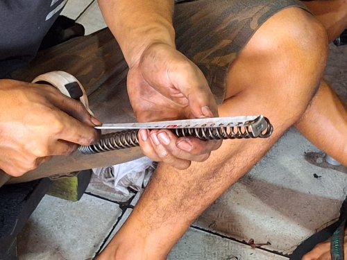 Bikin Kaki Menapak Sempurna, Ini Tips Ceperin Sokbreker Motor Yang Aman Buat Perempuan