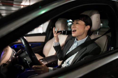 Perempuan Pasti Bisa, Ini Cara Mudah Hindari Mobil Hantam Lubang Di Jalan