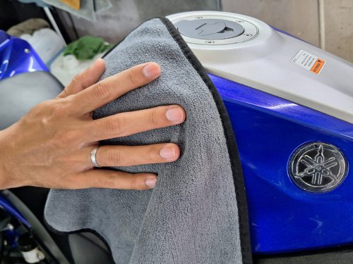 Alasan Kain Microfiber Lebih Efektif Keringkan Body Motor di Musim Hujan