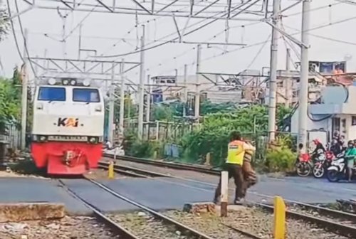 Taruhan Nyawa, Kebiasaan 3 Detik Ini Sering Diabaikan Pengemudi Saat di Perlintasan Kereta