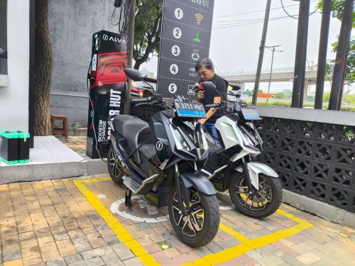 Fitur Charger Motor Listrik Ini Pasti Disukai Perempuan, Ini Alasannya