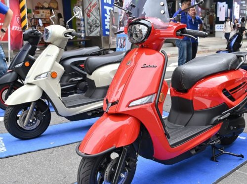 Suzuki , Skutik Retro Saudara Suzuki Access Ini Desainnya Khas Italia, Berfitur Canggih dan Irit BBM