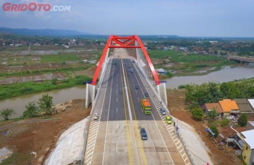 Sering Tak Disadari, Melintasi Jalan Beton Bisa Lebih Berbahaya Saat Hujan