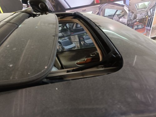 Biar Enggak Cepat Rusak, Nih Cara Gampang Rawat Sunroof Mobil
