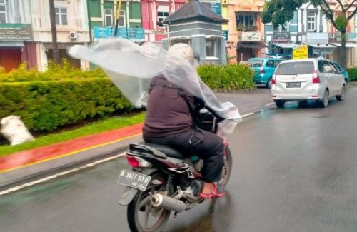 Ladies, Ini Jenis Jas Hujan yang Aman dan Nyaman Buat Motoran