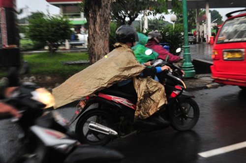 Perempuan Mesti Tahu, Ini Bahaya Pakai Jas Hujan Ponco Buat Naik Motor