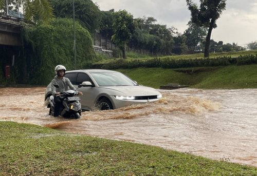 Mobil Listrik Tak Sepenuhnya Aman Terjang Banjir, Waspada Dengan Ini
