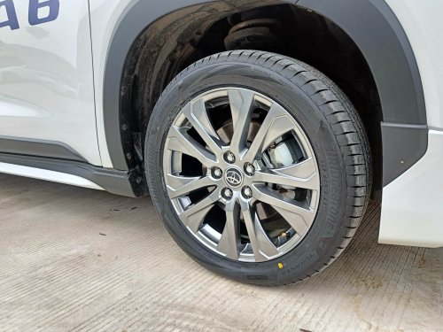 Sebelum Mudik Lebaran Kenali Penyebab Ban Mobil Bekas Pecah di Jalan