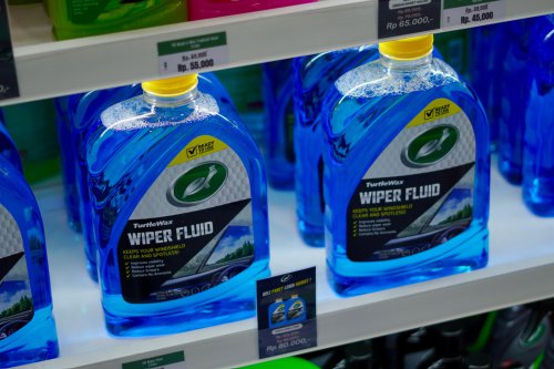 Air Wiper Mobil Habis, Aman Nggak Kalau Diisi Air Keran? Simak Ini