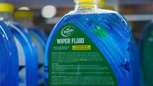 Air Wiper Mobil Habis, Aman Nggak Kalau Diisi Air Keran? Simak Ini