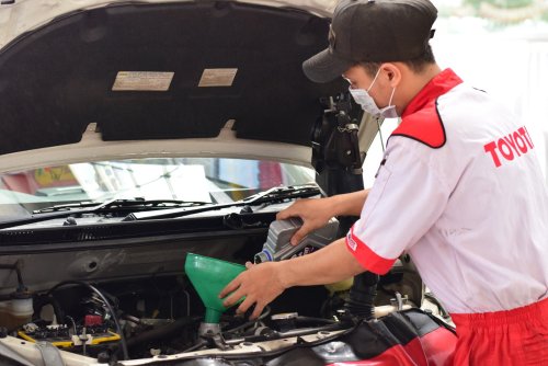 Pilih Oli Mesin Mobil Sintetis atau Mineral? Ini Plus Minus Keduanya