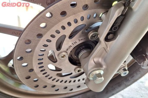 Dipaksa Bikin Slek, Lebih Baik Pakai Trik Ini Buat Buka Baut Cakram Motor Bekas Yang Keras