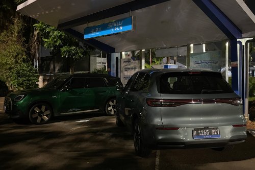 Kilas Balik Ngebutnya Isi Baterai Geely EX5 Pakai Mesin 200 kW