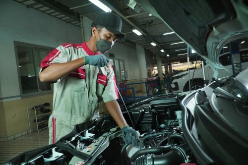Isi Oli Mesin Mobil Terlalu Penuh Malah Bikin Masalah, Ini Faktanya