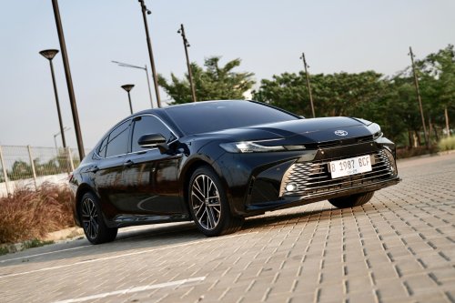 Toyota, Toyota Camry, Toyota Camry Hybrid, Tiga Hal Yang Membuat Toyota Camry Hybrid Cocok Dipakai Nyetir Sendiri