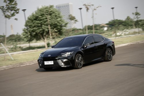 Revolusioner, Toyota Camry HEV Sabet The Best Large Sedan GridOto Award 2025