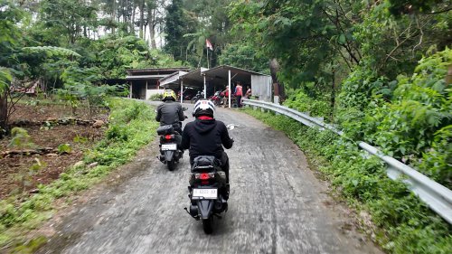 Ahli Ungkap Fungsi Penting Rem Belakang Motor di Jalan Menanjak