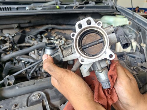 Persiapan Mudik, Begini Cara Yang Benar Membersihkan Throttle Body Mobil Bekas