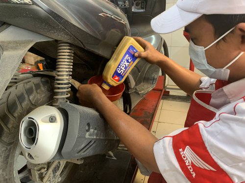 Gak Hanya Lebih Panas, Ini Dampak Kelebihan Isi Oli Mesin Motor Bekas