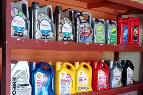 Pilih Oli Mesin Mobil Sintetis atau Mineral? Ini Plus Minus Keduanya