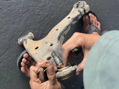 Mobil Berdecit di Jalan Bergelombang? Tanda Gejala Bushing Aus