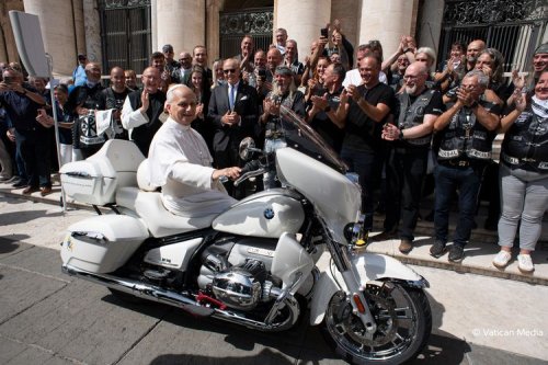 BMW R 18 Transcontinental Edisi Spesial Siap Dilelang, Ada Tanda Tangan Orang Nomor Satu di Vatikan