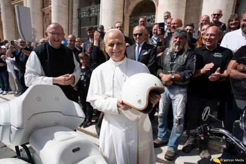 BMW R 18 Transcontinental Edisi Spesial Siap Dilelang, Ada Tanda Tangan Orang Nomor Satu di Vatikan