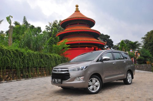 Penjualan Oktober 2025 Innova Zenix vs Reborn, Siapa Paling Banyak?