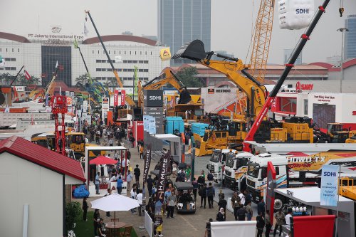 Pekan Kedua IEE Series 2025 Ditongkrongi Alat Berat Ramah Lingkungan, Ada Truk Listrik Bertonase 120 Ton