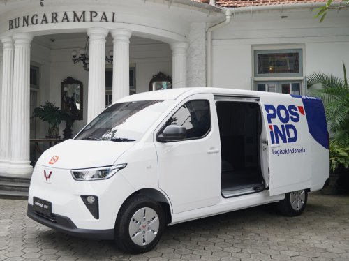 Canggih! Puluhan Unit Mobil Listrik Wuling Jadi Armada Logistik Pos Indonesia