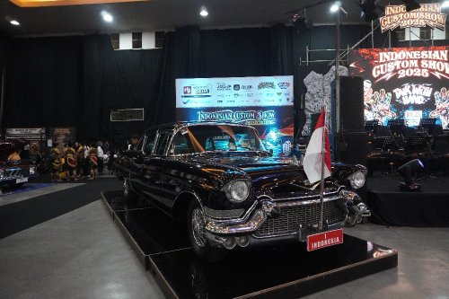 Panjang Hampir 6 Meter, Dua Mobil Dinas Era Presiden Soekarno Mejeng di ICS 2025