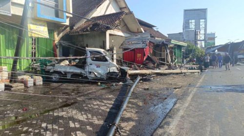 Ruko dan 3 Kendaraan Amburadul Ulah Truk Rebahan, Posisi Warung Sedang Ramai Pembeli