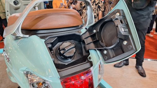 Suzuki , Uniknya Cara Isi Bensin Suzuki Access, Seperti Bawa Mobil!