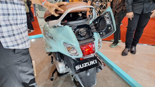 Suzuki , Uniknya Cara Isi Bensin Suzuki Access, Seperti Bawa Mobil!
