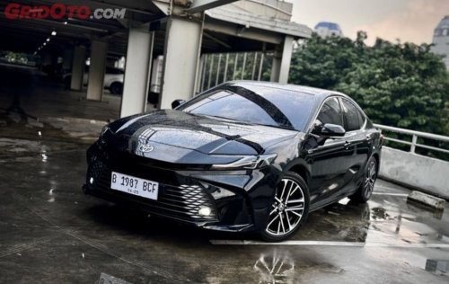 Toyota, Sedan Canggih Kental Nuansa Premium, Cek Harga Toyota Camry HEV September 2025