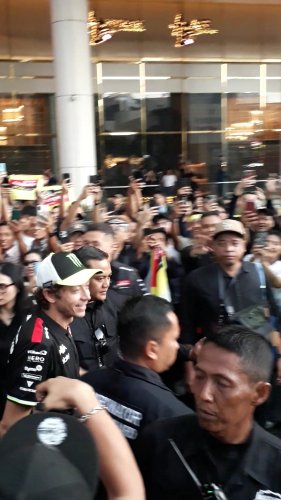 Valentino Rossi, Valentino Rossi Bikin Geger di Senayan, Fans Rela Hujan-hujanan