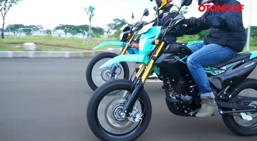 Mau Trail atau Supermoto? Nih Beda Harga dan Spek Kawasaki KLX150 Vs KLX150SM Terbaru