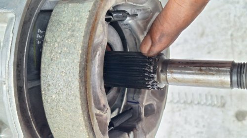 Pelek Belakang Motor Matic Sulit Dilepas, Dari Sini Penyebabnya