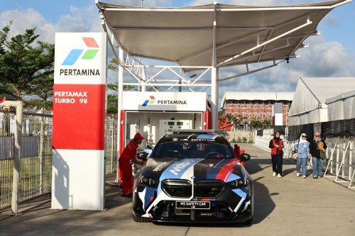 BMW, BMW M5, MotoGP, BMW M5 MotoGP Indonesia Berhenti di SPBU Pertamina, Pilih Isi BBM Ini