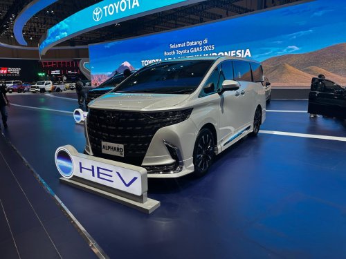 Toyota,  Toyota Alphard, Toyota Alphard, Penjualan September 2025, Denza D9 vs Toyota Alphard Beda Tipis Banget