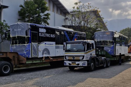 Dibungkus Plastik, Bus Listrik Made In Ungaran Siap Jadi Armada Transjakarta