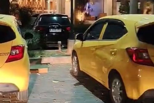 Dua Honda Brio Kembar Siam di Hotel Rembang, Warna Bodi dan Pelat Nomor Sama Persis